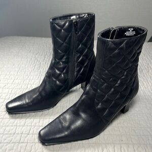 NWOT David Tate Women’s Metro Black  Leather Quilted Ankle Bootie, Size 6